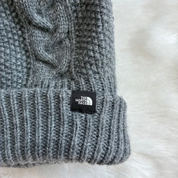 The North Face Womens Grey Cable Knit Fleece Lined Pom Beanie Hat One Size - Picture 2 of 7